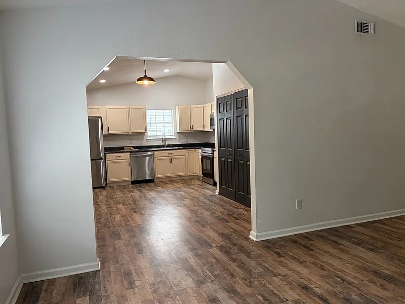 3 bed, 2.0 bath, 1248 sqft, $2,350 — Photo 2