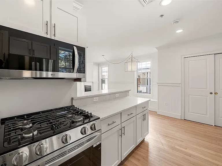 6 Honora Ln — Photo 2