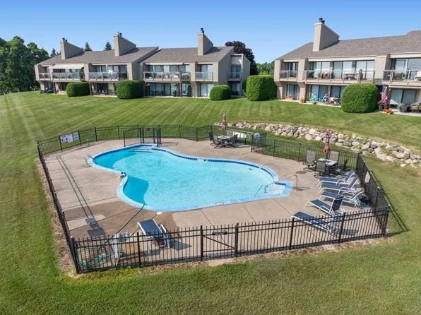 1004 Marina Bluff Dr, Charlevoix, MI 49720