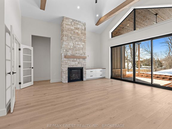 4th image of 371 Maple Ridge Dr