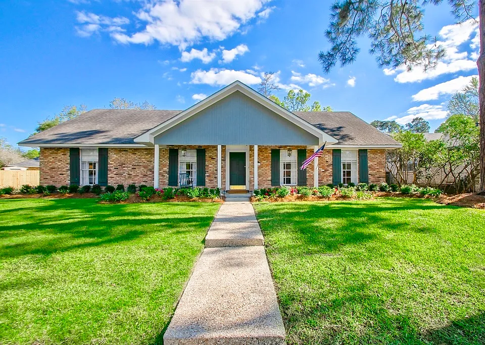 912 N Coventry Dr