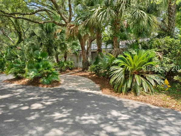 10 Hollyberry Ln, Hilton Head Island, SC 29928