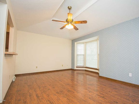 5th image of 206 Carey Ave