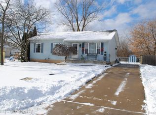 750 Applegate Dr, Marysville, MI 48040