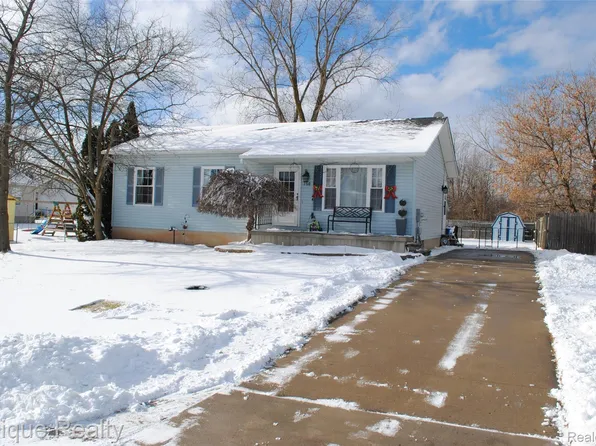 750 Applegate Dr, Marysville, MI 48040