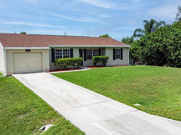 610 NW Billiar Ave — Photo 5