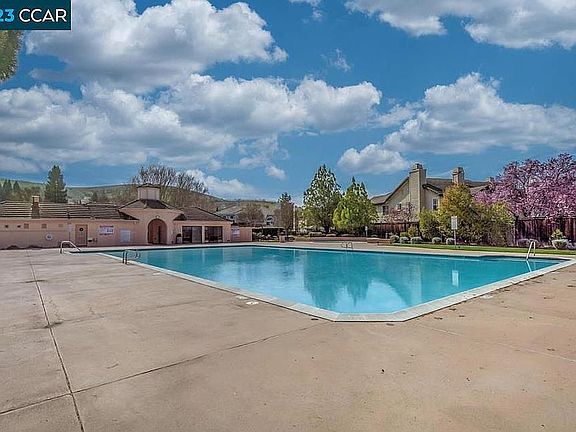 4th image of 642 Dunhill Dr