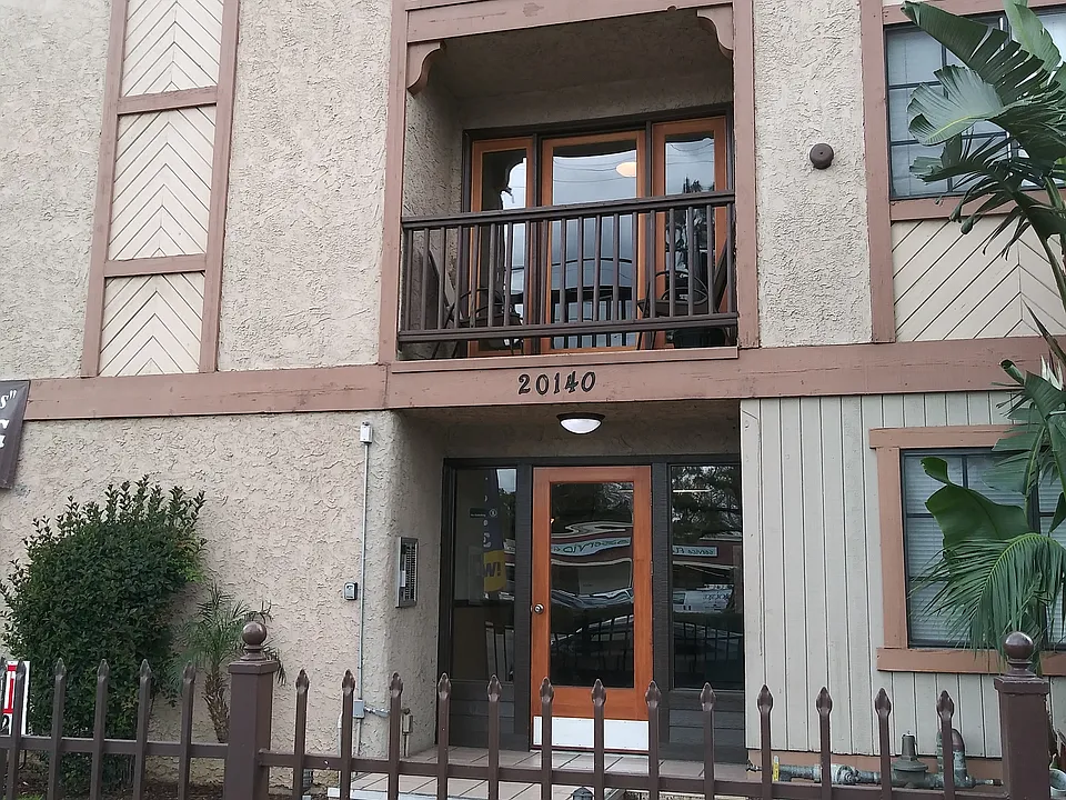 Roscoe Apartments