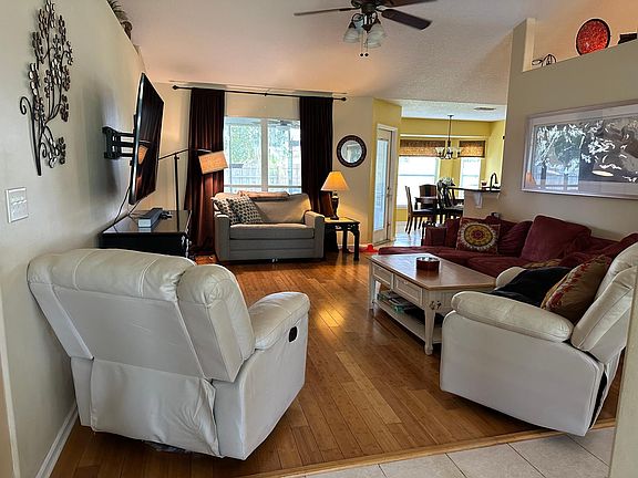 3rd image of 292 W Silverthorn Ln