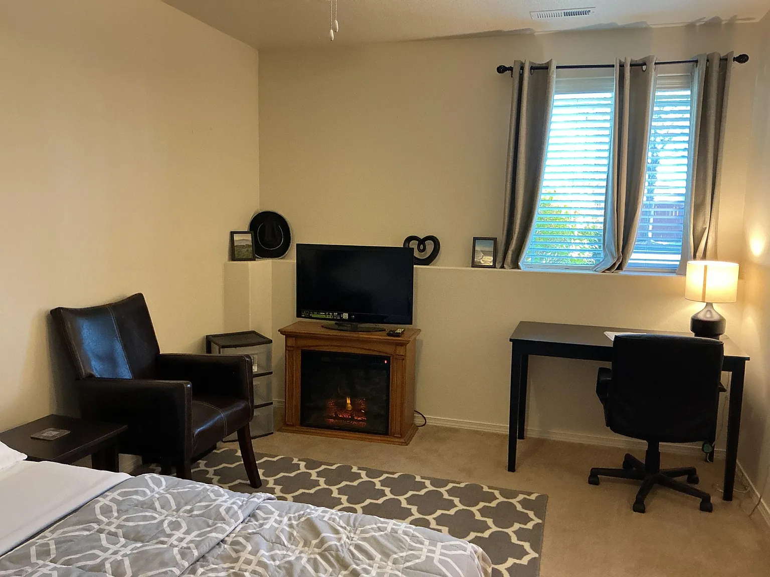 1 bed, 1.0 bath, 2200 sqft, $1,274 — Photo 2