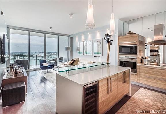 3rd image of 2020 N Bayshore Dr APT 2804