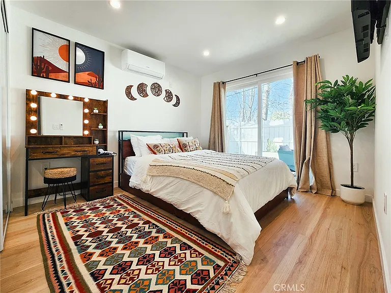 22131 Bassett St — Photo 8