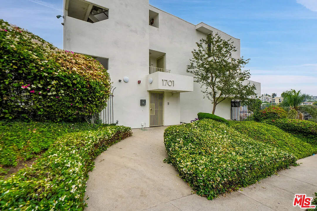 Building Photo - 1701 Clinton St #210