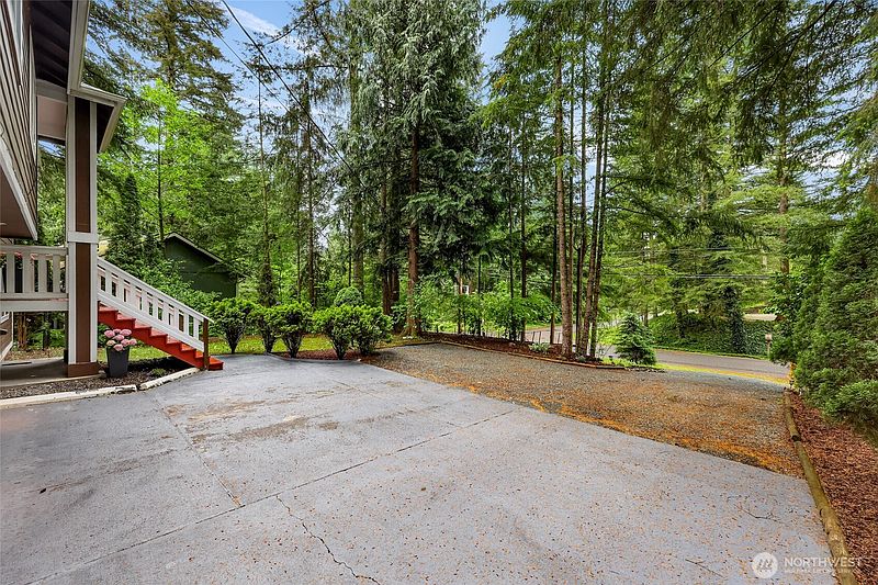4th image of 1961 Clear Valley Drive