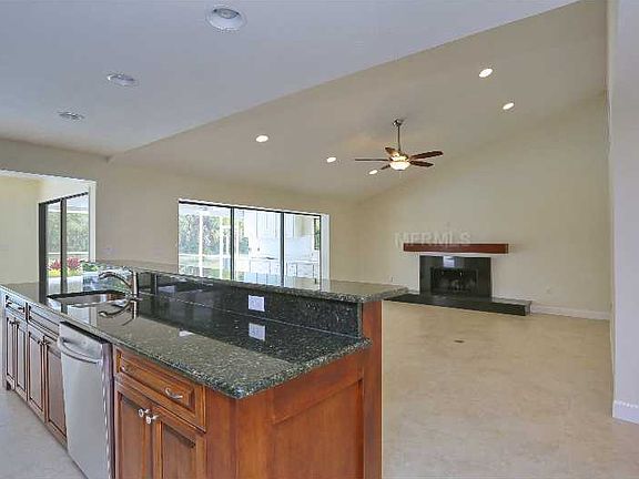 5th image of 971 Highland Cir