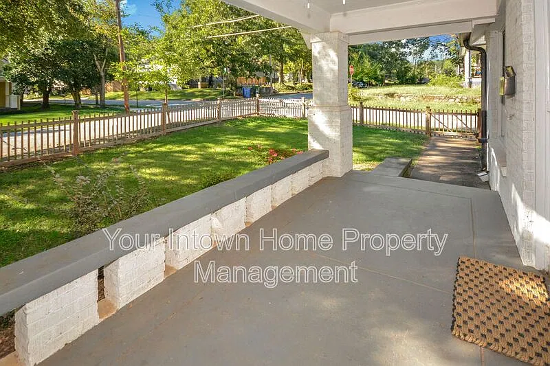 3 bed, 1.0 bath, 1140 sqft, $1,700 — Photo 4