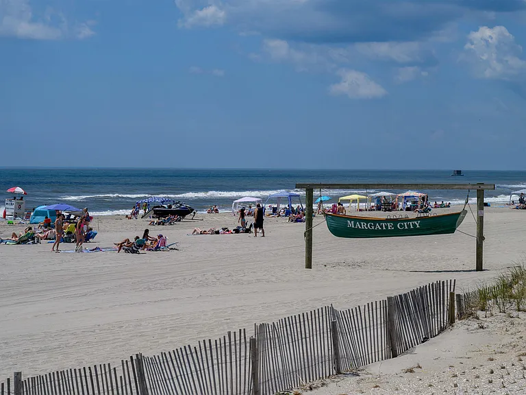 9100 Beach #304 — Photo 32