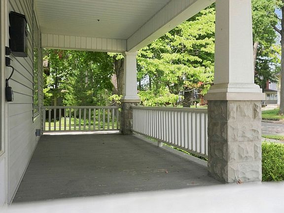 4th image of 527 W Oakdale Dr