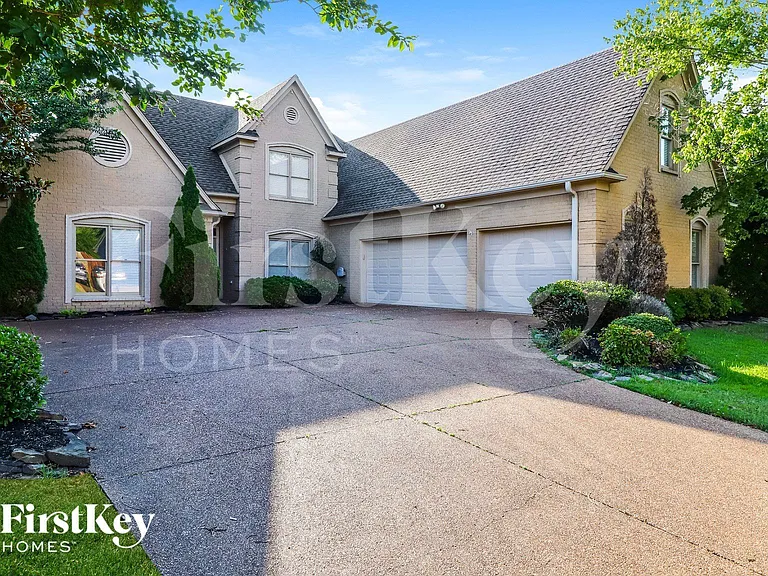 1323 Crossmont Cv — Photo 2