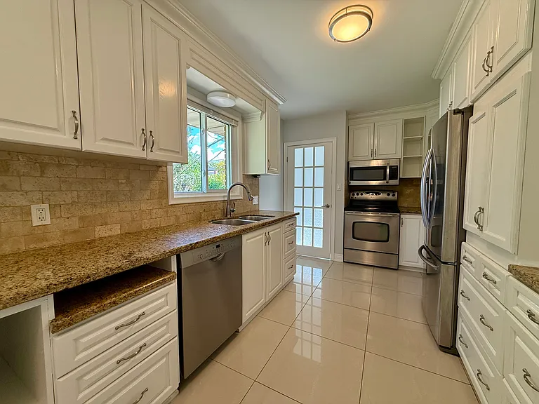 404 Grantham Ave — Photo 12