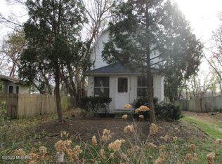 1212 Ravina Ave, Benton Harbor, MI 49022