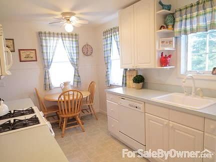 LIGHT AND BRIGHT MODERN EAT IN KITCHEN