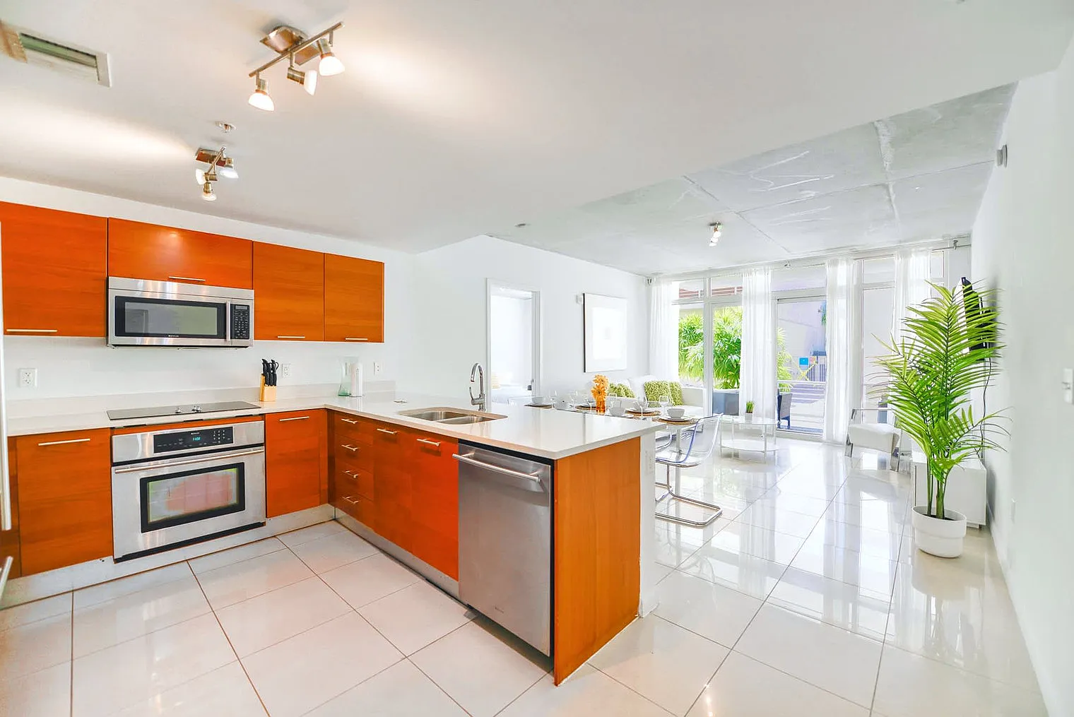 2 bed, 2.0 bath, 1076 sqft, $4,274 — Photo 3