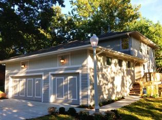 865 S Shore Dr, Lake Waukomis, MO 64151