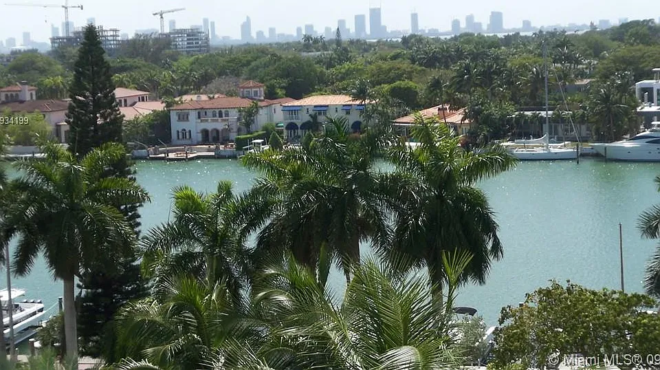 5161 Collins Ave #806