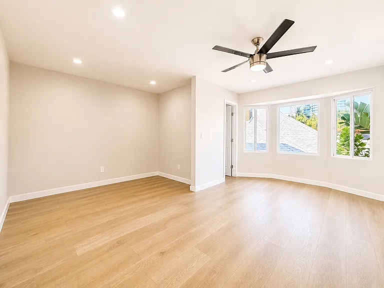 00-1007 E Ocean Blvd #17 — Photo 2