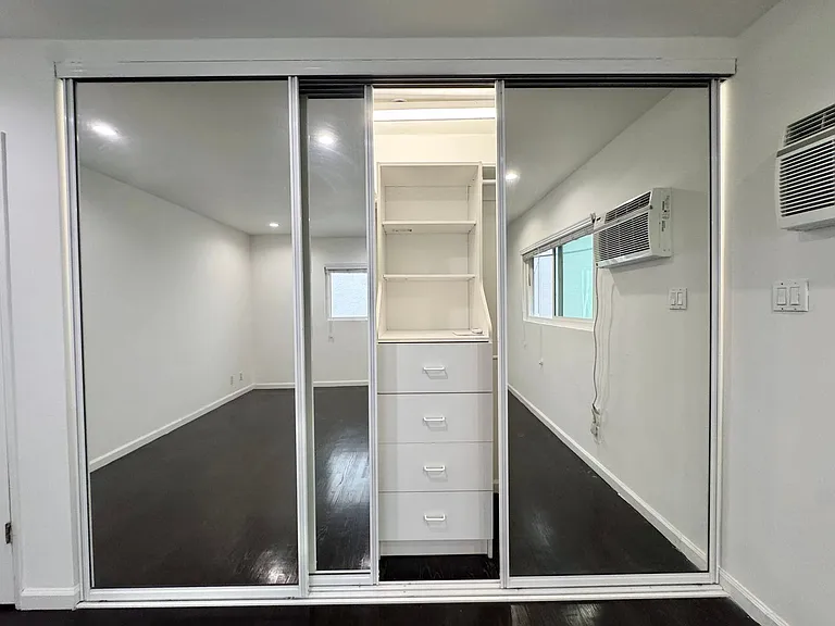 307 S Clark Dr — Photo 18
