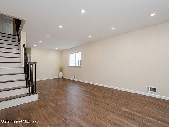 4th image of 98 Winfield St