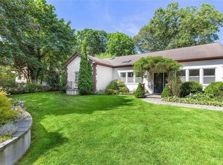 50 W Tiana Rd, Hampton Bays, NY 11946