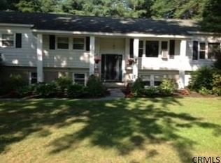 28 Sevilla Dr, Clifton Park, NY 12065