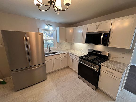 5th image of 936 Russell Pl