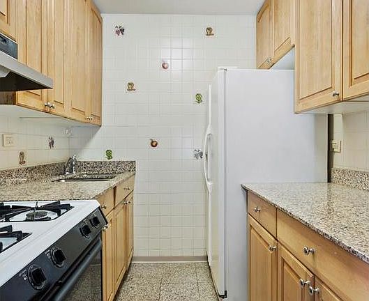 4th image of 155 W 68th St APT 606
