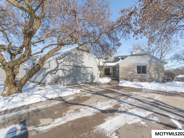 11 Knollwood Ct, Mason City, IA 50401