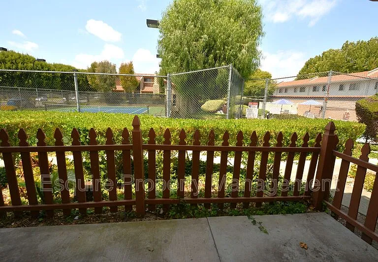 564 Rosewood Ave — Photo 18