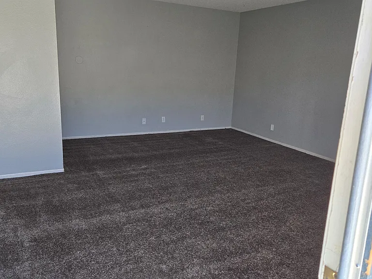 2811 Desert St — Photo 2