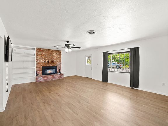 4th image of 2891 Fir St