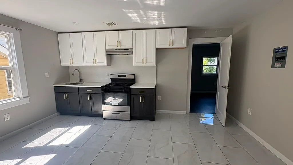 2 bed, 800 sqft, $1,800 — Photo 1