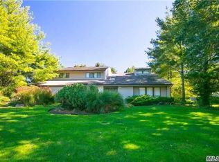 20 Coachman Pl W, Muttontown, NY 11791