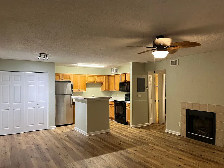355 Lakepointe Dr #102 — Photo 6