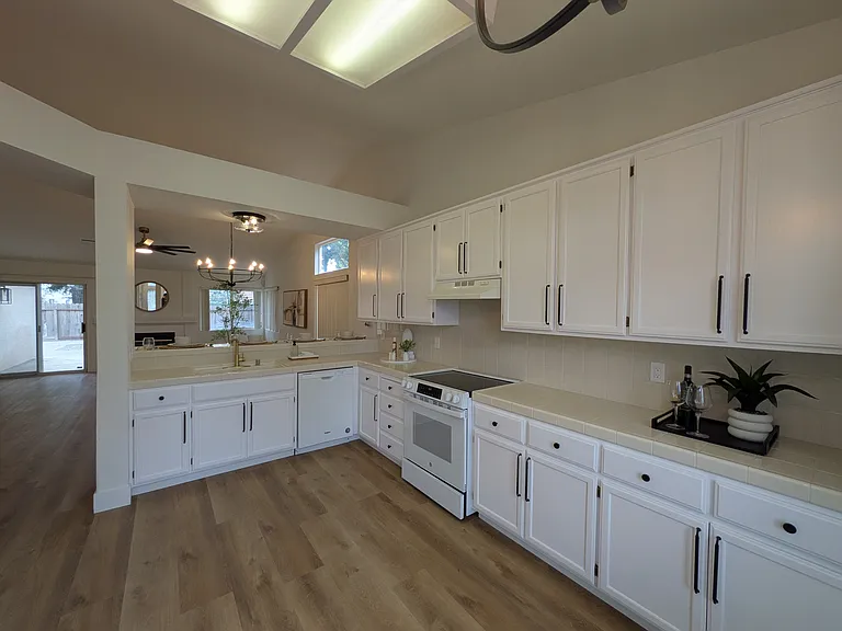 1949 Woodhaven Ct — Photo 2