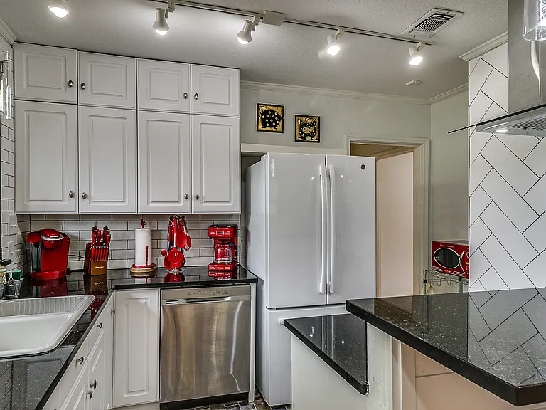 6432 Malvey Ave — Photo 7