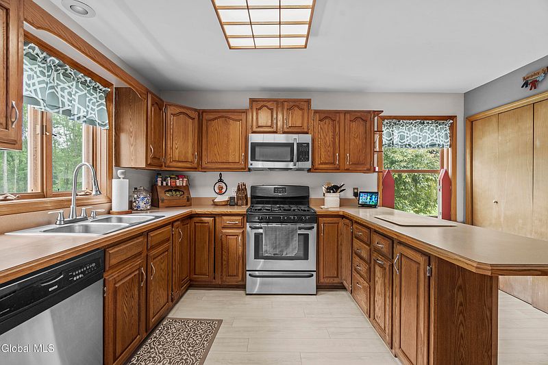 3rd image of 12 Thornwood Drive