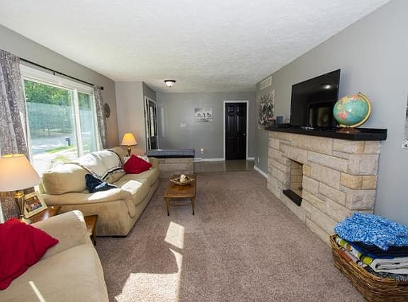 4th image of 1015 N Twyckenham Dr