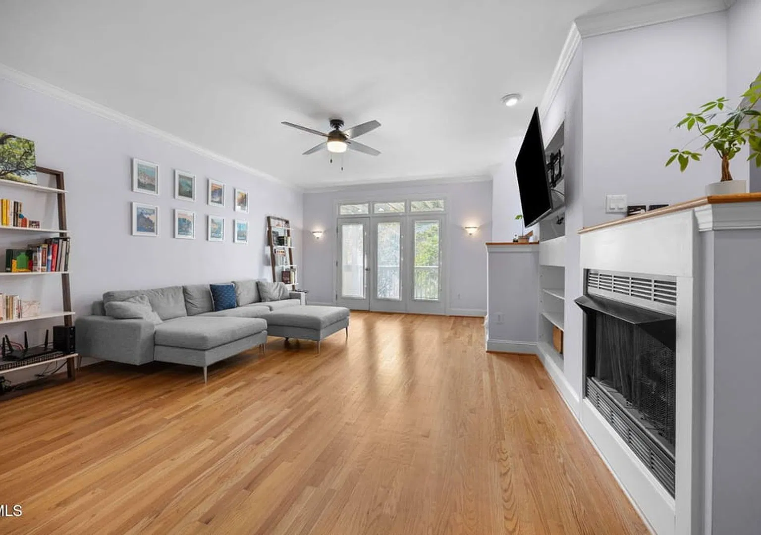 Stylish Townhome with Dual Suites, Garage & Prime Raleigh Location near Crabtree Mall — Photo 3