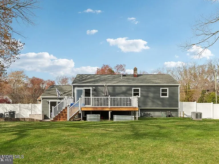 118 Darien Rd — Photo 3