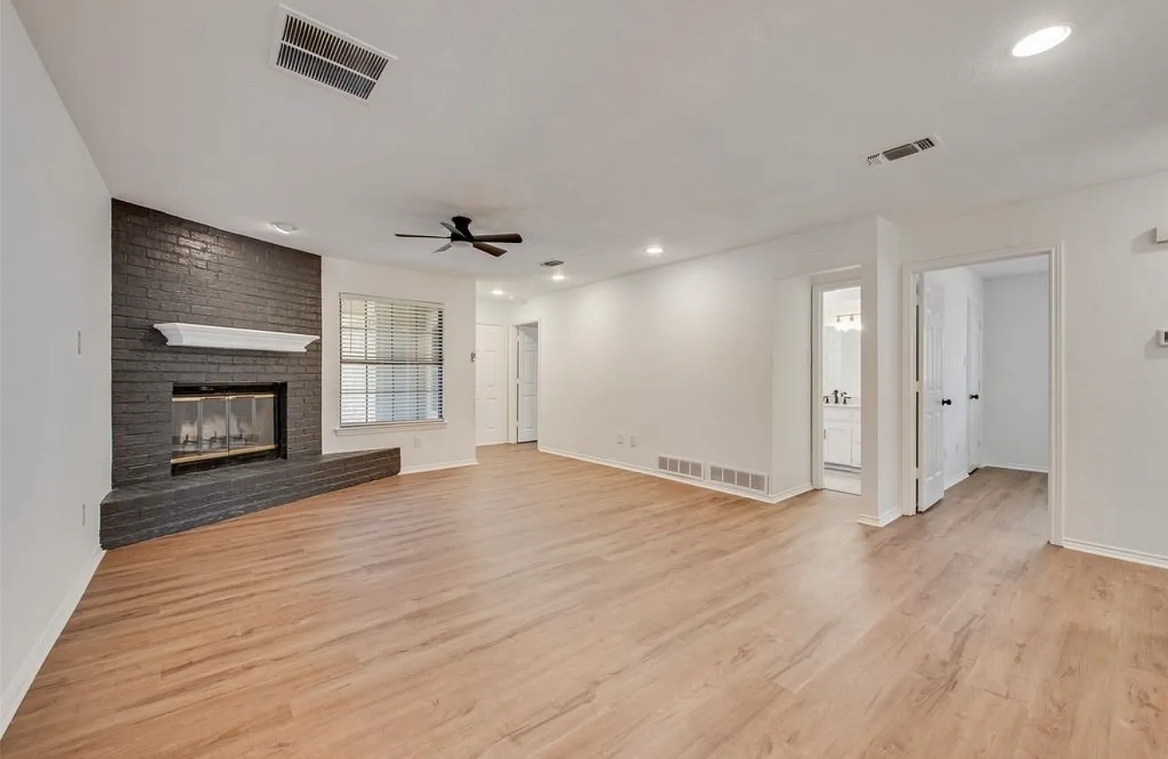 3 bed, 1196 sqft, $2,295 — Photo 3